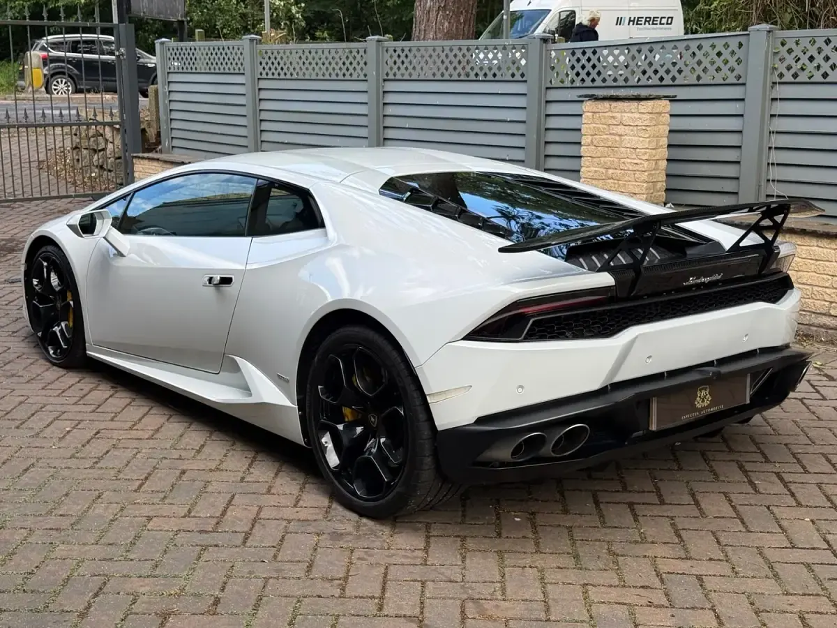 Used Lamborghini Huracán 610 HP (448 kW) 2015 White Coupe