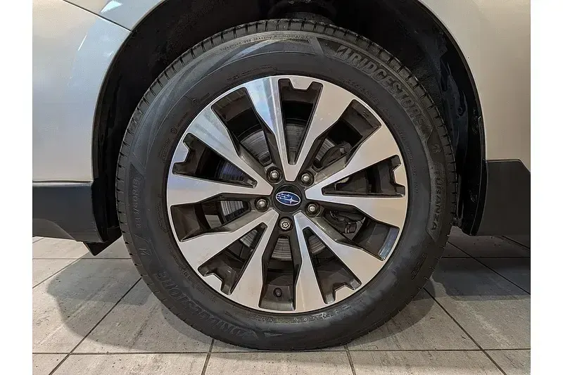 Used Subaru Outback Premium 175 HP (128 kW) 2017 Gold Estate