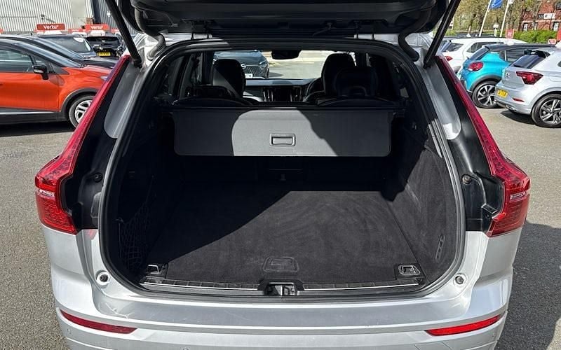 Usado Volvo XC60 R-Design Pro 197 HP (144 kW) 2020 Prateado SUV