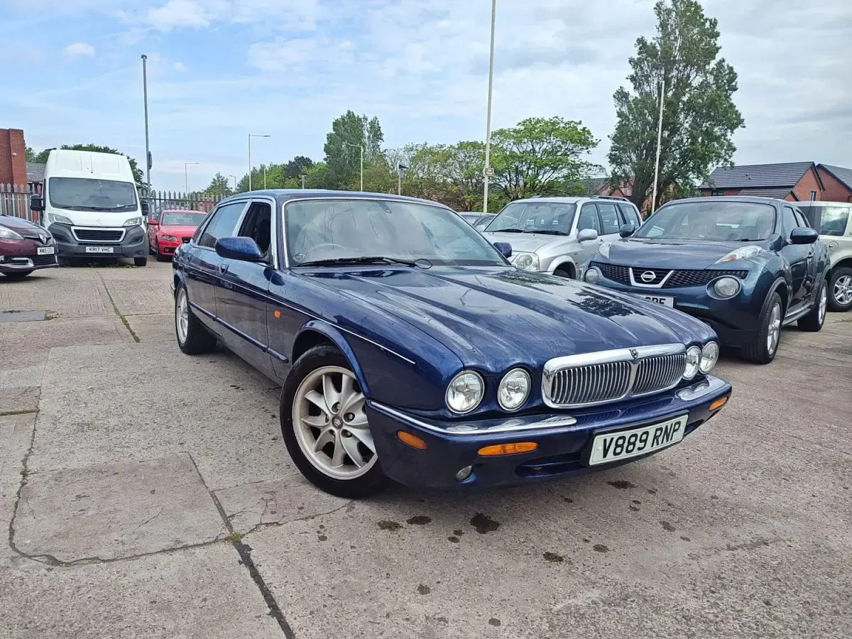 Second-hand Jaguar XJ Sovereign 284 CP (208 kW) 1999 Albastru Berlinǎ