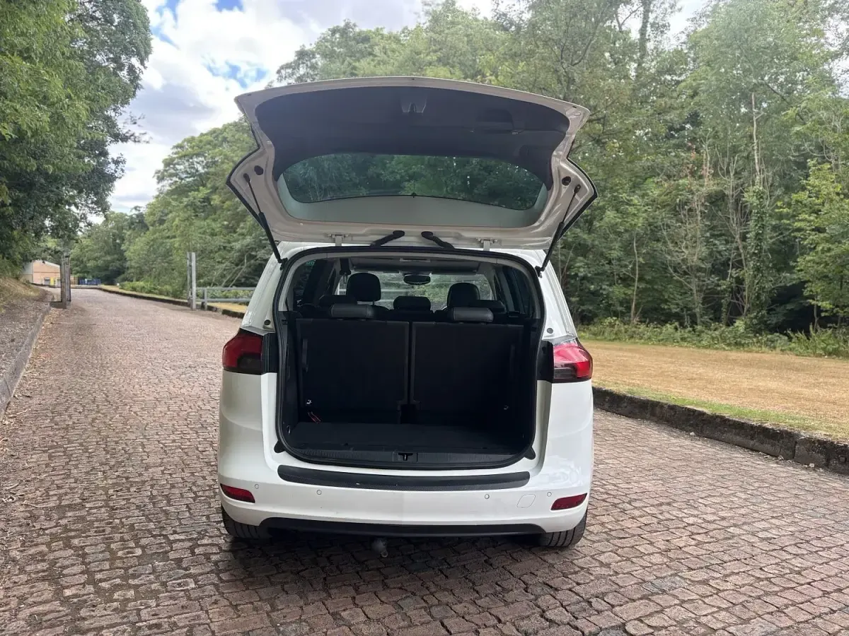 Used Vauxhall Zafira Tourer Elite 140 HP (102 kW) 2015 White MPV