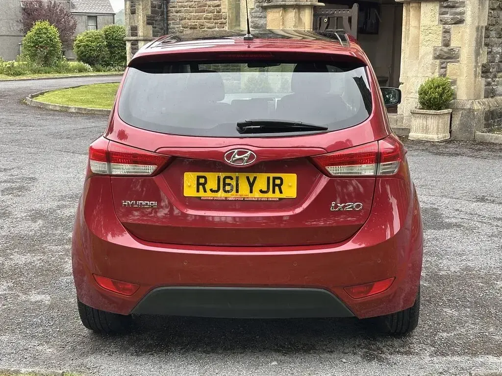 Used Hyundai ix20 Style 123 HP (90 kW) 2011 Red Hatchback