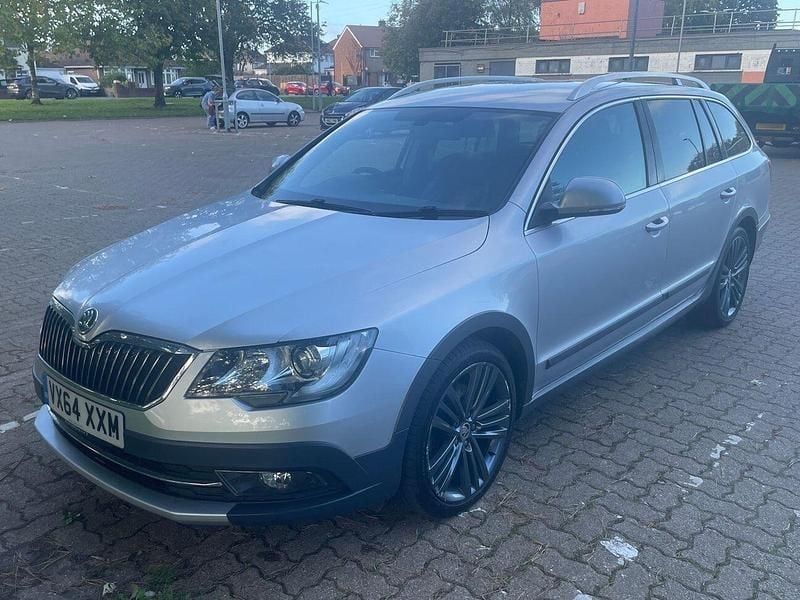 Silver metallic Used 2014 Skoda Superb Estate | £9,595 (Fair price) - Image 1/4