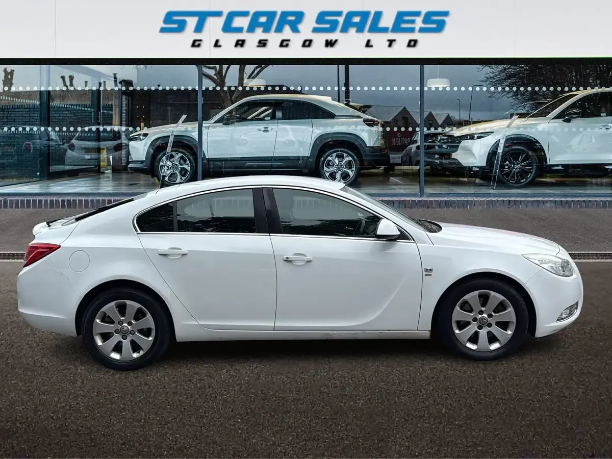 Used Vauxhall Insignia SRi 160 HP (117 kW) 2011 White Hatchback