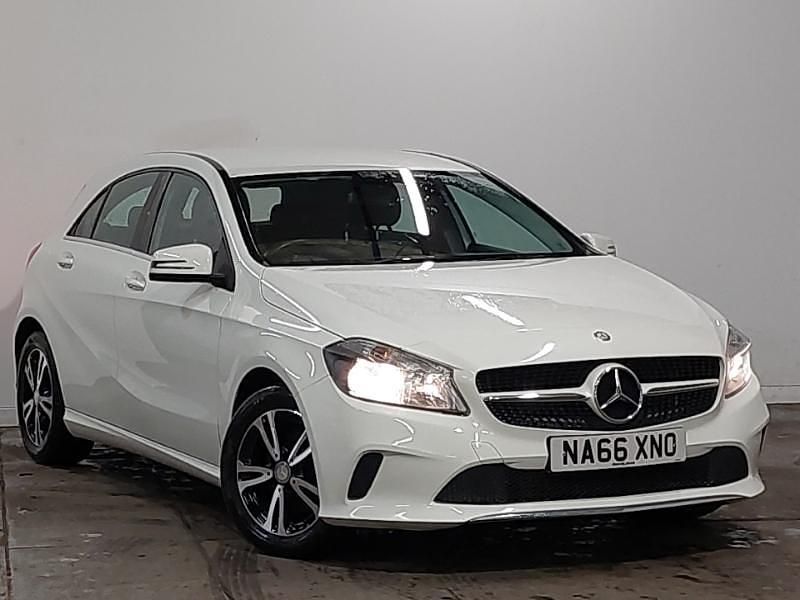 Used Mercedes A180 SE 122 HP (89 kW) 2016 White Hatchback