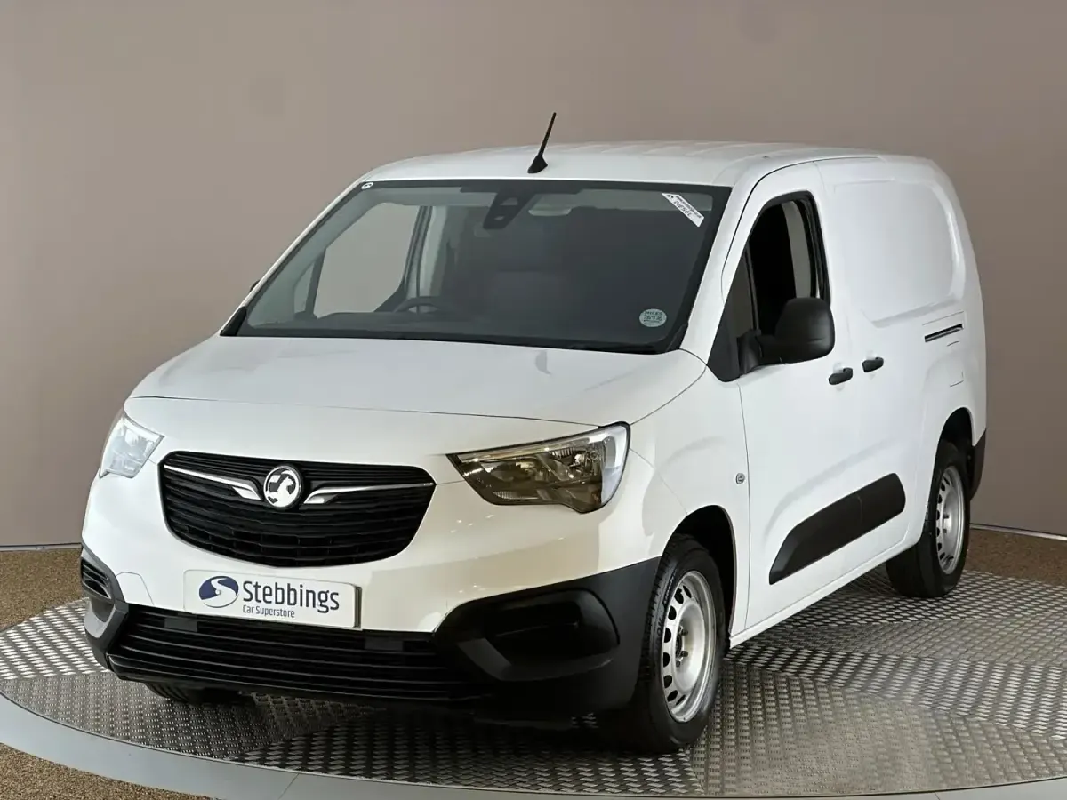 Second-hand Vauxhall Combo Edition 100 CP (73 kW) 2021 Alb Monovolum