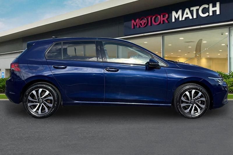 Begagnad VW Golf VIII Active 110 HK (80 kW) 2021 Blå Halvkombi