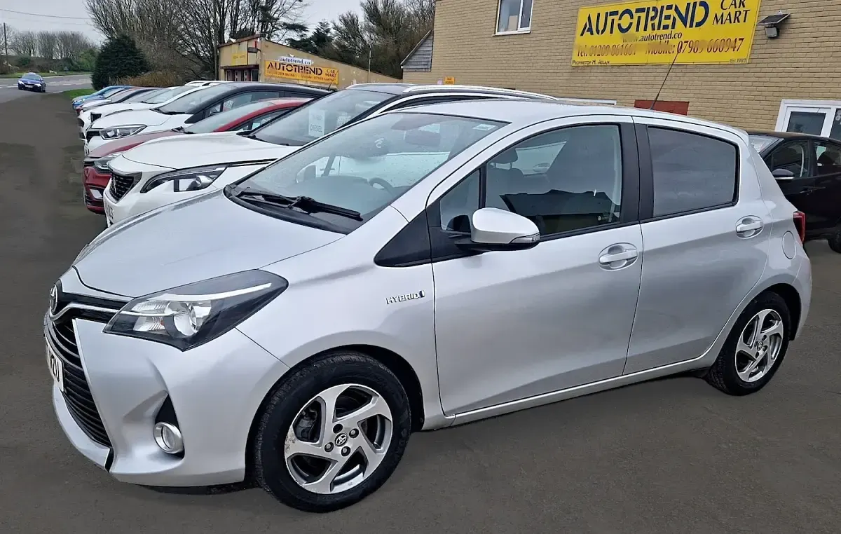 Used Toyota Yaris 100 HP (73 kW) 2017 Silver Hatchback