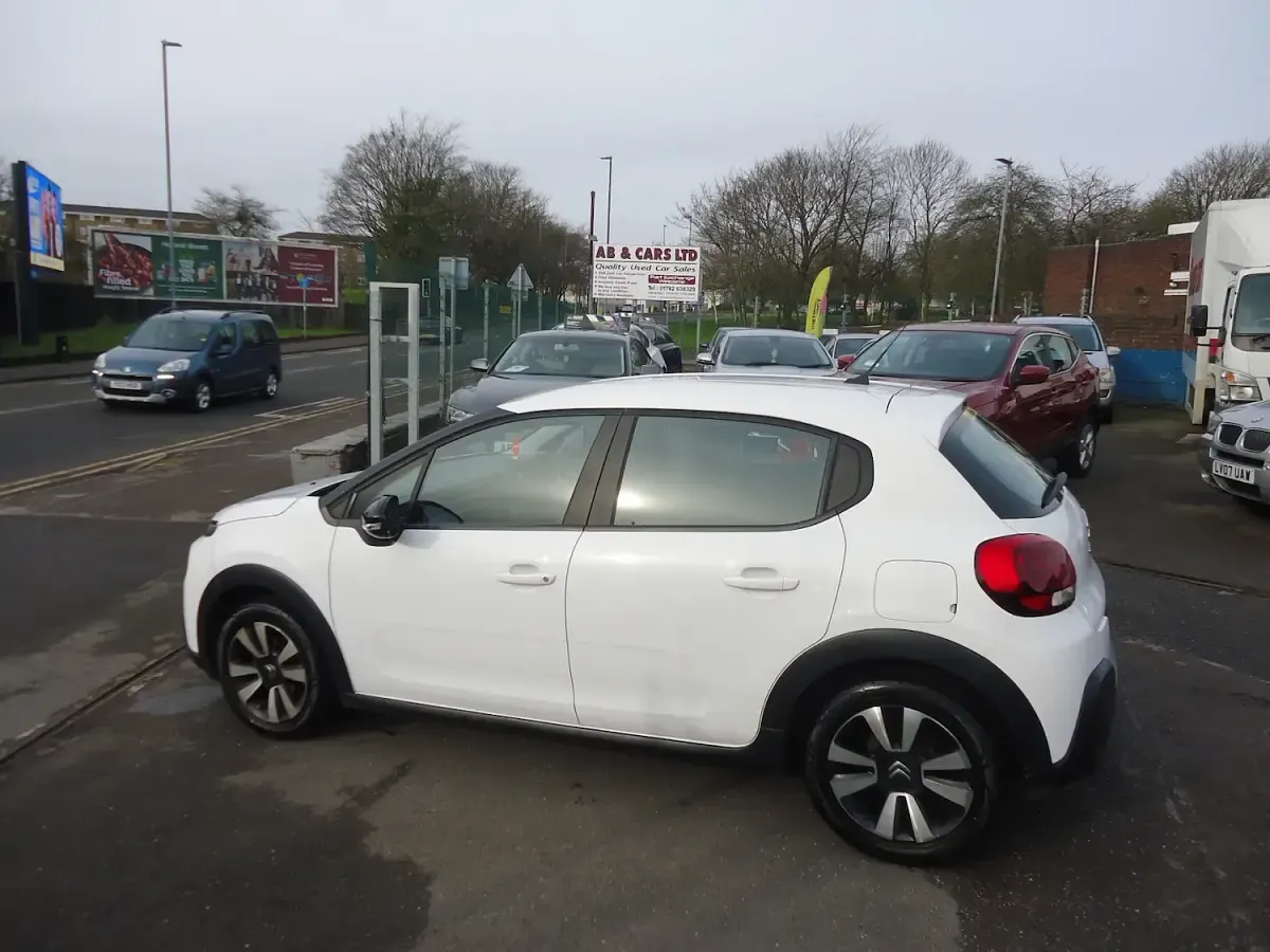 Used Citroën C3 Feel 110 HP (80 kW) 2017 White Hatchback