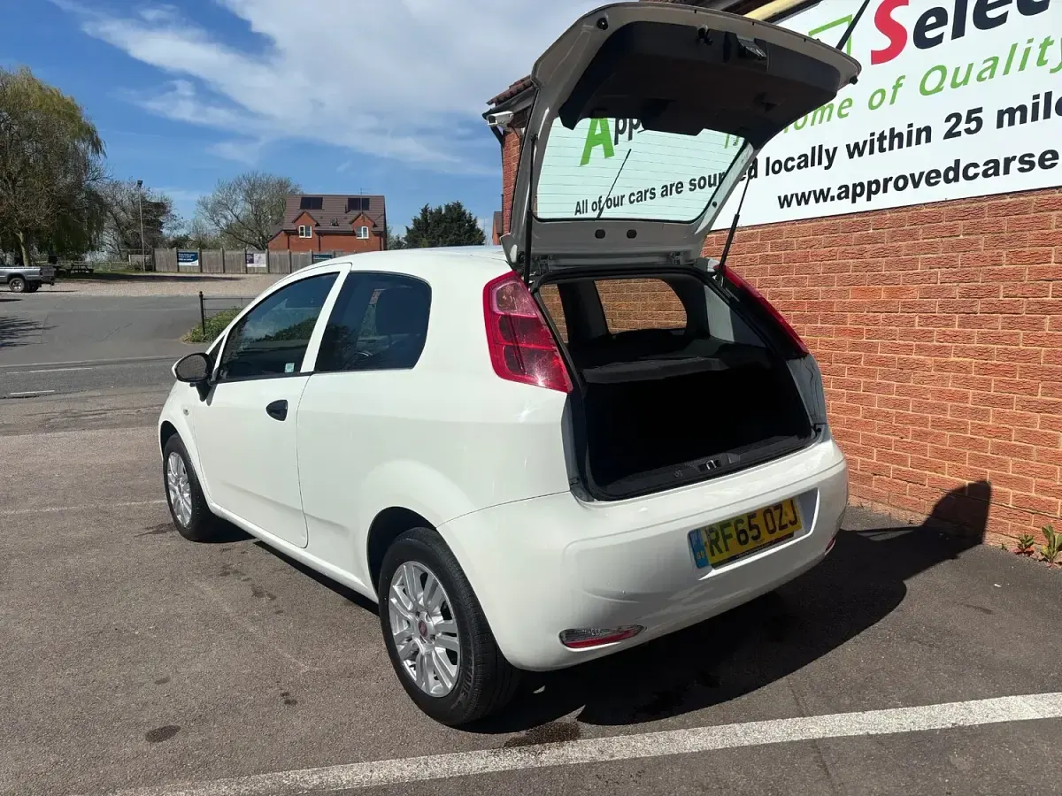 Used Fiat Punto Pop 69 HP (50 kW) 2015 White Hatchback