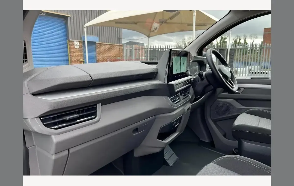 New VW T7 Life 170 HP (125 kW) 2026 Black Van