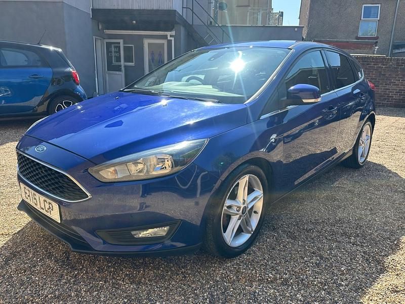 Używany Ford Focus Zetec 125 KM (91 kW) 2015 Niebieski Hatchback