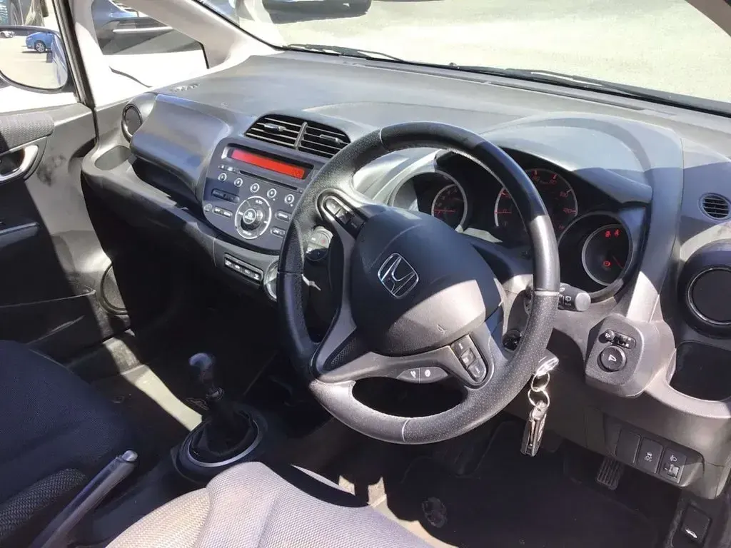 Used Honda Jazz ES 99 HP (72 kW) 2015 Silver Hatchback