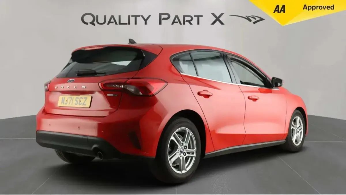 Begagnad Ford Focus Zetec 2021 Röd Halvkombi