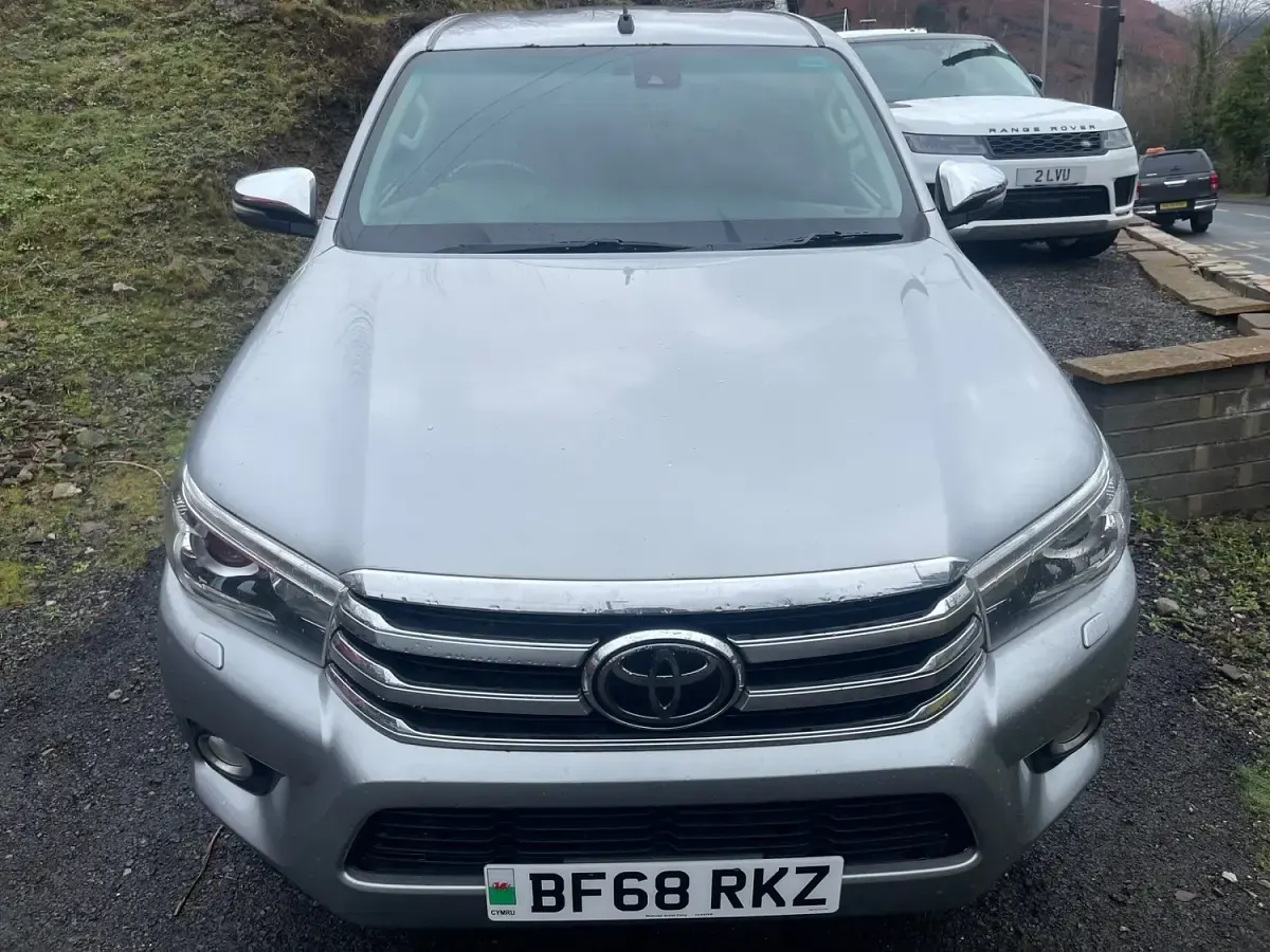 Used Toyota HiLux 150 HP (110 kW) 2018 Silver Pickup