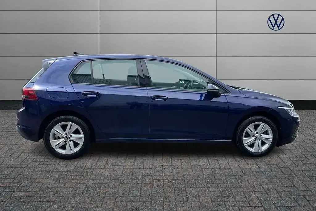 Used VW Golf VIII Life 130 HP (95 kW) 2022 Blue Hatchback