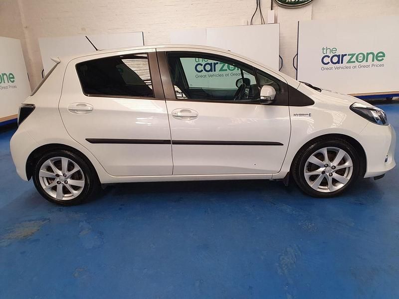 Used Toyota Yaris Hybrid 2012 White Hatchback