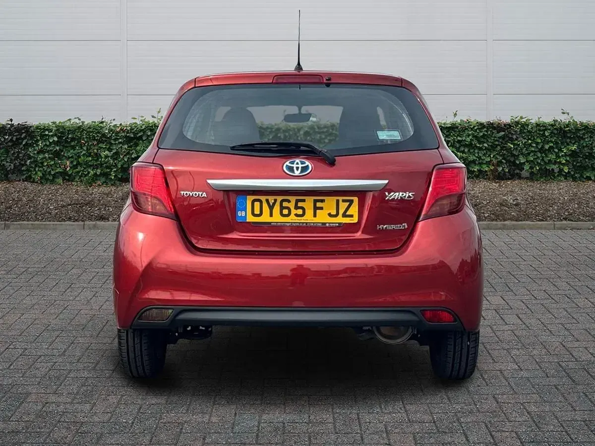 Used Toyota Yaris 100 HP (73 kW) 2015 Red Hatchback
