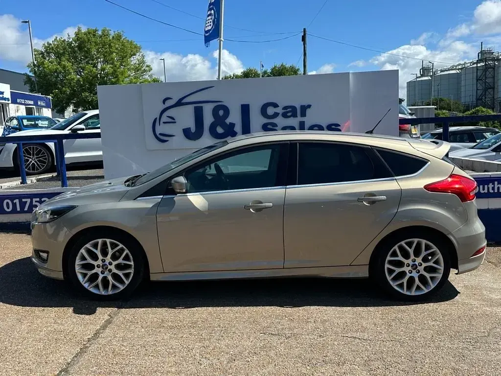 Used Ford Focus Zetec 120 HP (88 kW) 2015 Gold Hatchback