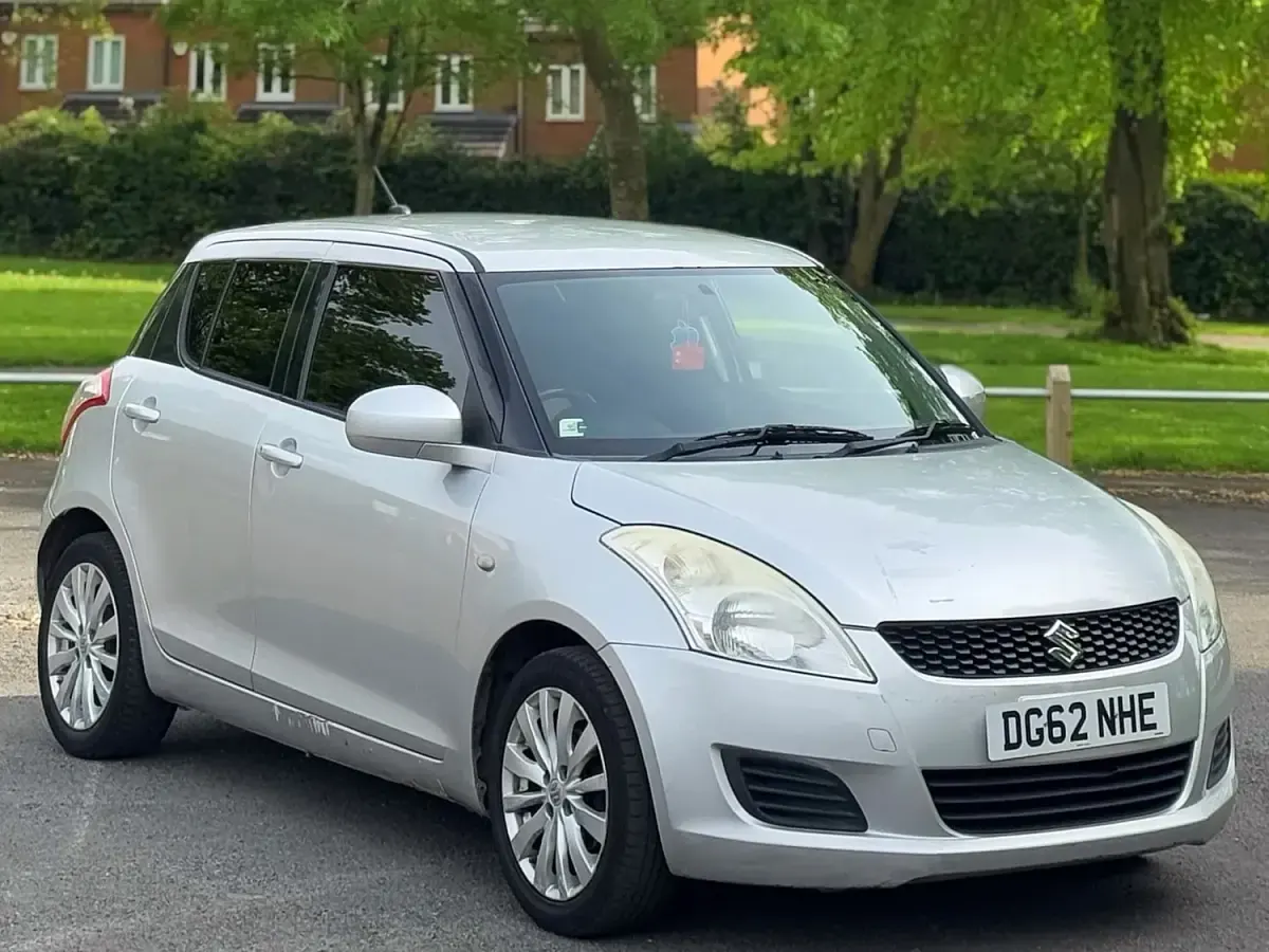 Usado Suzuki Swift SZ3 94 HP (69 kW) 2012 Prateado Citadino