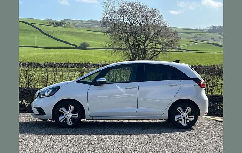 Used Honda Jazz Hybrid 109 HP (80 kW) 2021 White Hatchback