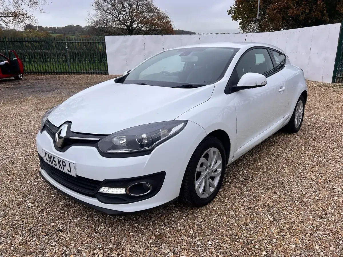 Usado Renault Mégane Coupé Dynamique 110 HP (80 kW) 2015 Branco Coupé