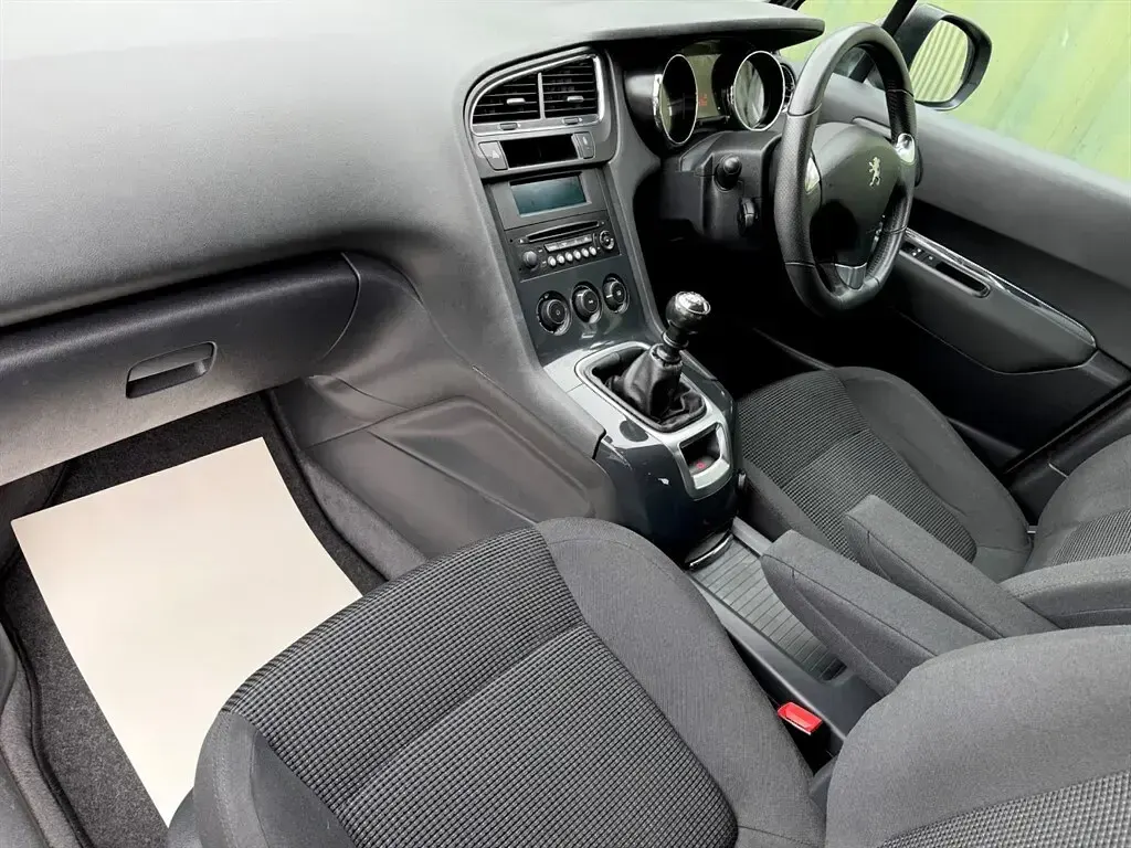 Used Peugeot 5008 Active 120 HP (88 kW) 2015 Silver MPV