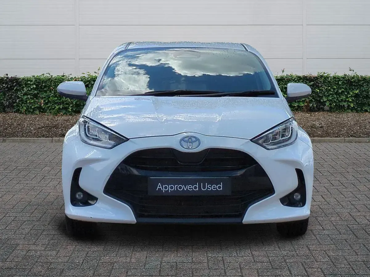 Used Toyota Yaris Design 116 HP (85 kW) 2024 White Hatchback