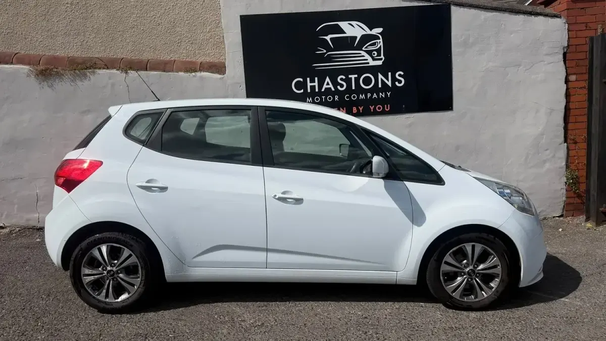Used Kia Venga 125 HP (91 kW) 2015 White Hatchback