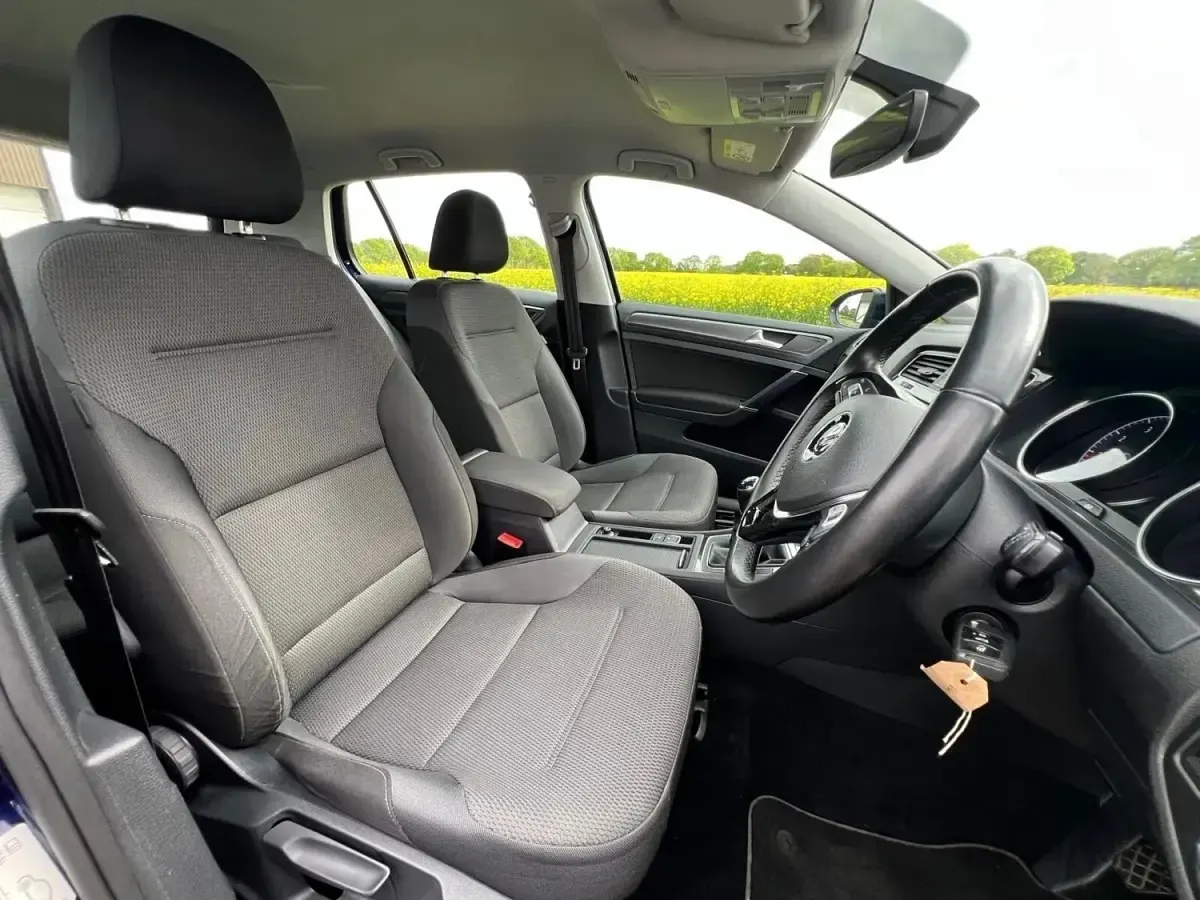 Begagnad VW Golf VII SE 125 HK (91 kW) 2017 Blå Halvkombi