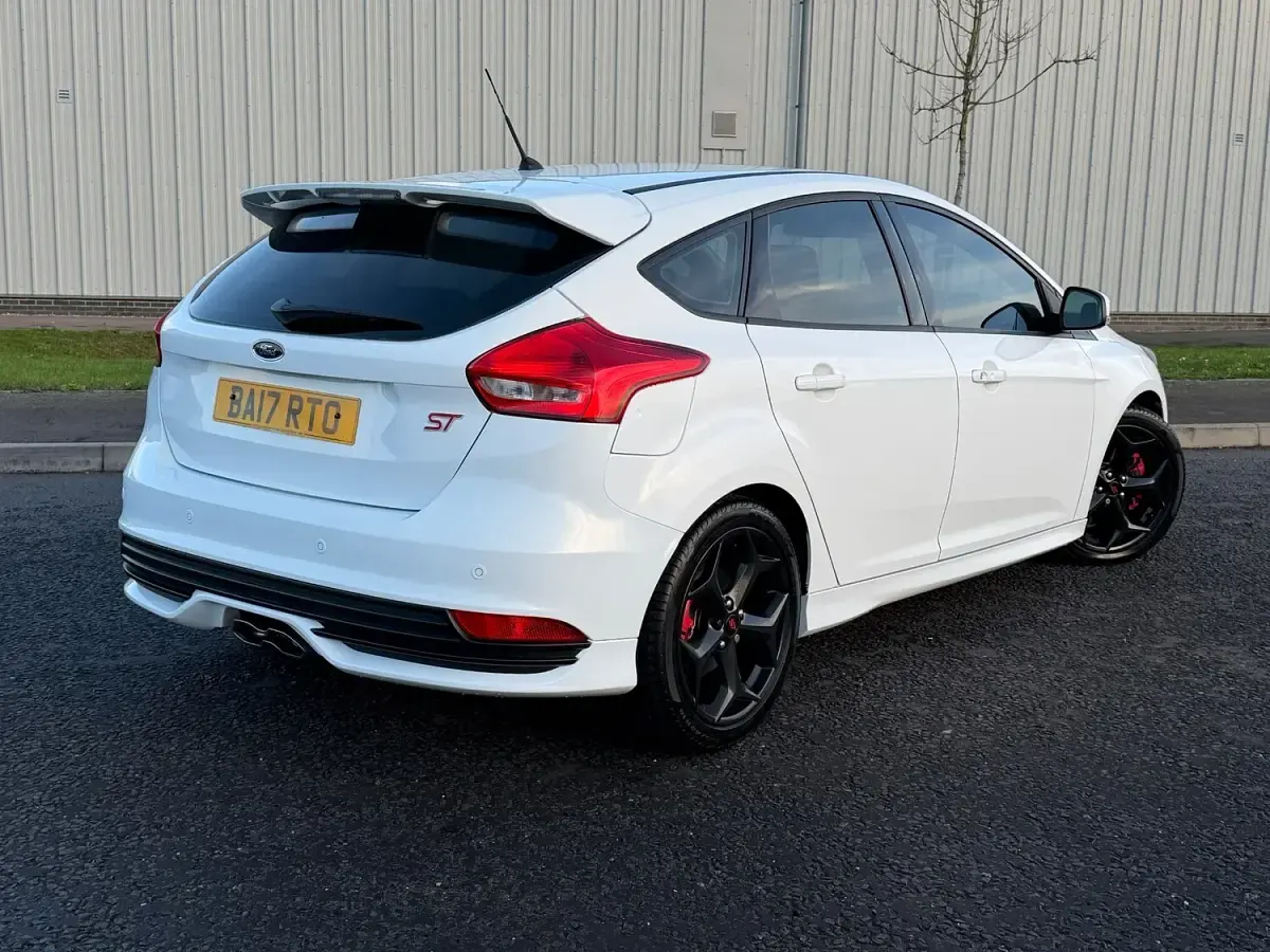 Used Ford Focus ST 185 HP (136 kW) 2017 White Hatchback