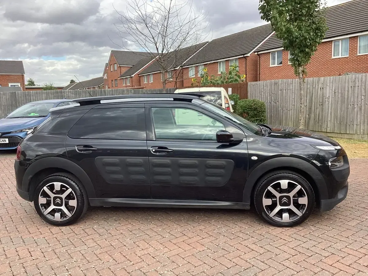 Used Citroën C4 Cactus Flair 100 HP (73 kW) 2015 Black Hatchback