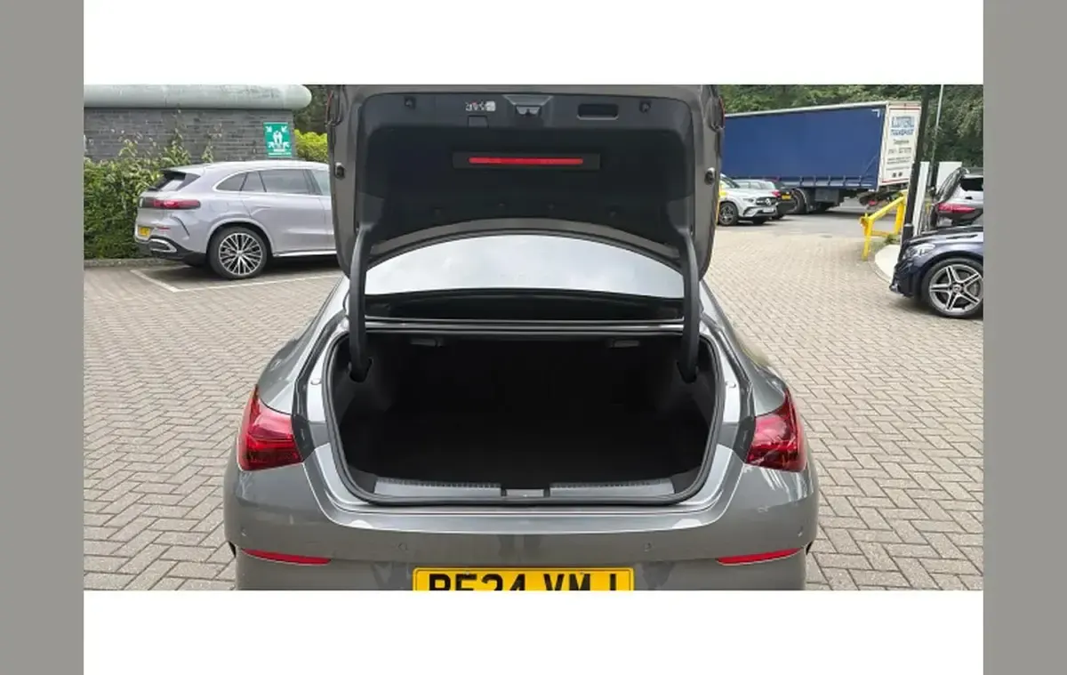 Usado Mercedes CLA200 Executive 161 HP (118 kW) 2024 Cinzento Coupé