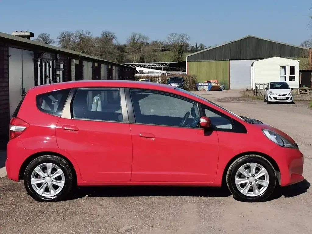 Begagnad Honda Jazz ES 99 HK (72 kW) 2013 Röd Halvkombi