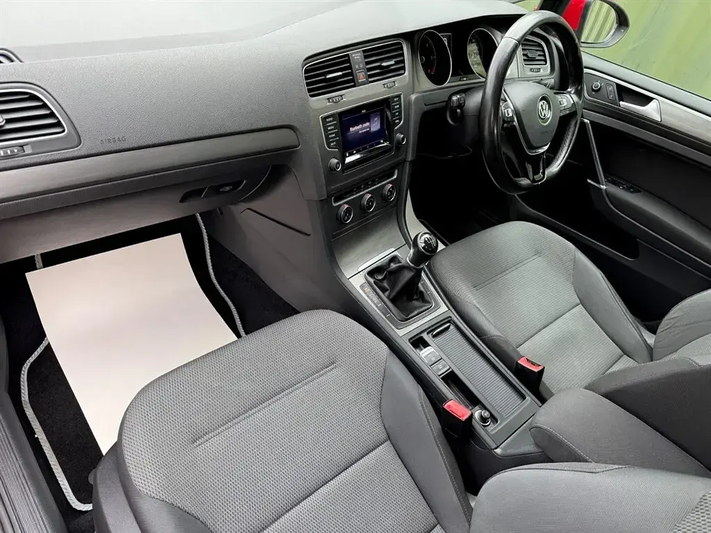 Used VW Golf VII SE 105 HP (77 kW) 2013 Red Hatchback