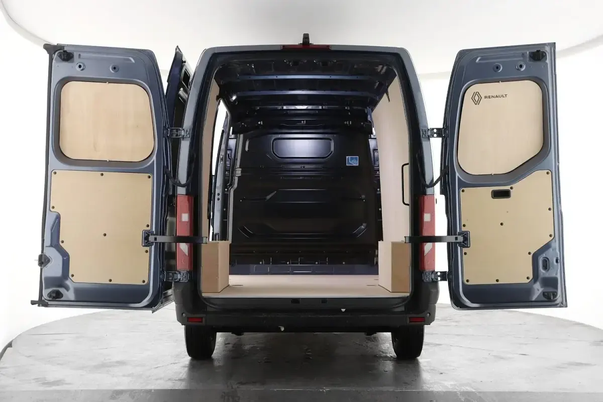 New Renault Master 148 HP (108 kW) 2026 Black MPV
