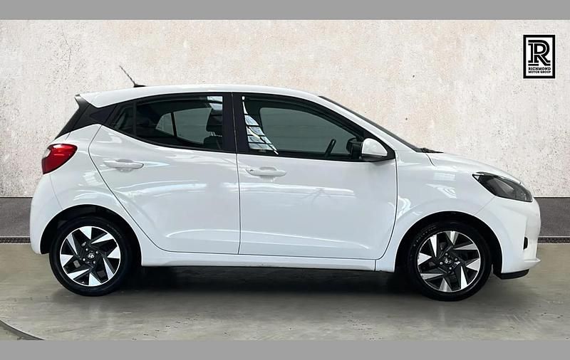Used Hyundai i10 Advanced 65 HP (47 kW) 2023 White Hatchback