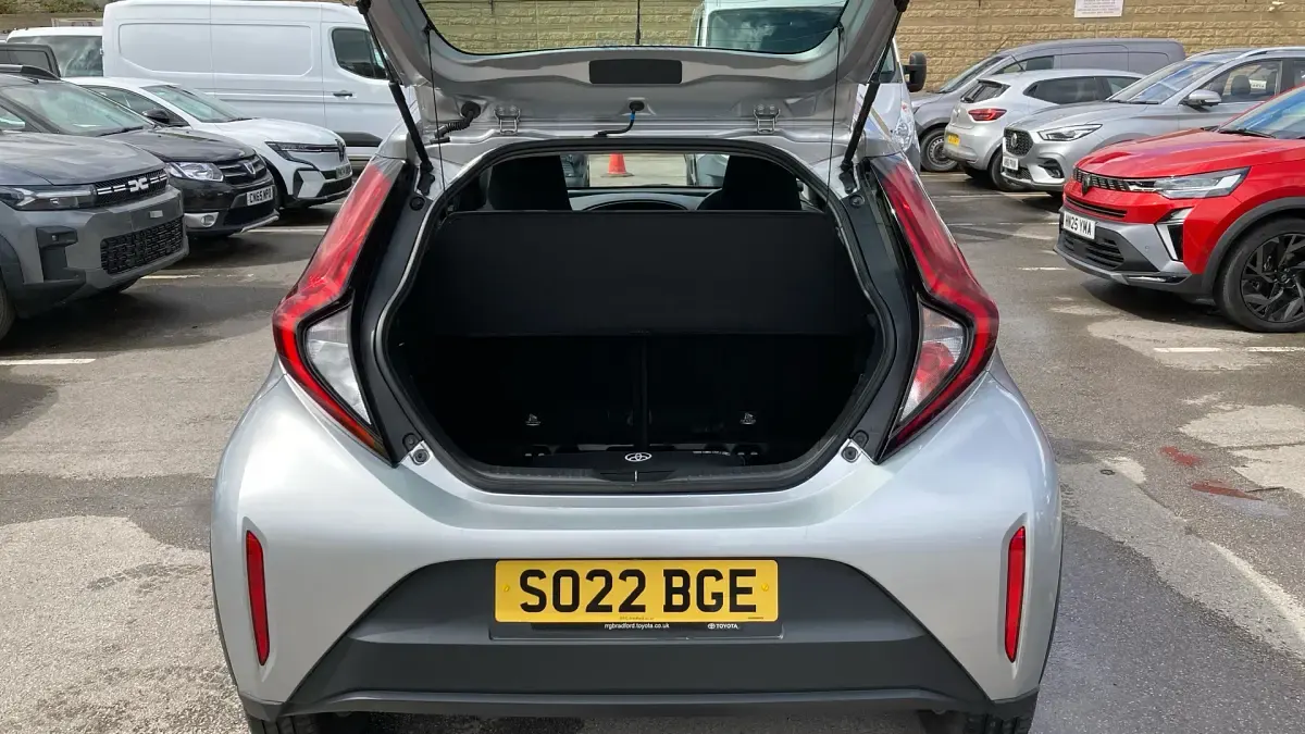 Used Toyota Aygo X PURE 72 HP (52 kW) 2022 Silver SUV