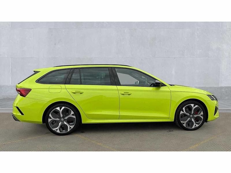 Used Skoda Octavia vRS 265 HP (194 kW) 2025 Green Estate