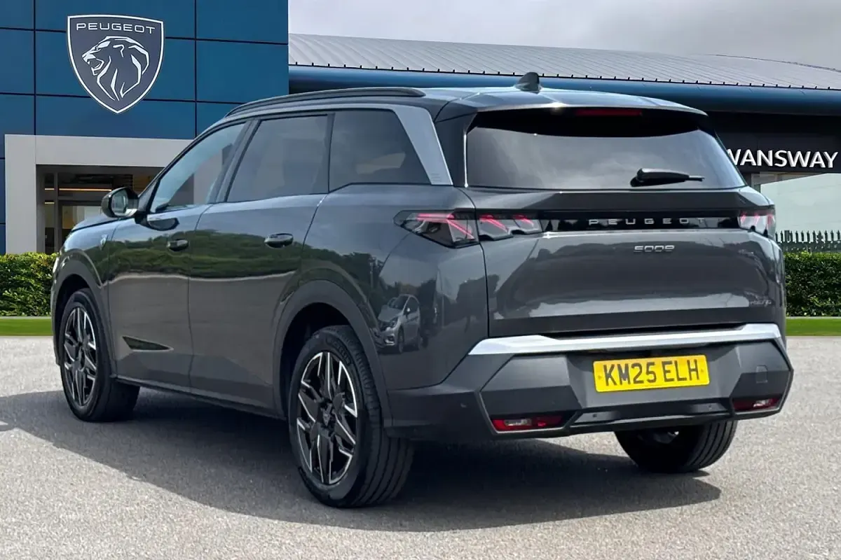 Usado Peugeot 5008 GT 134 HP (98 kW) 2025 Cinzento SUV