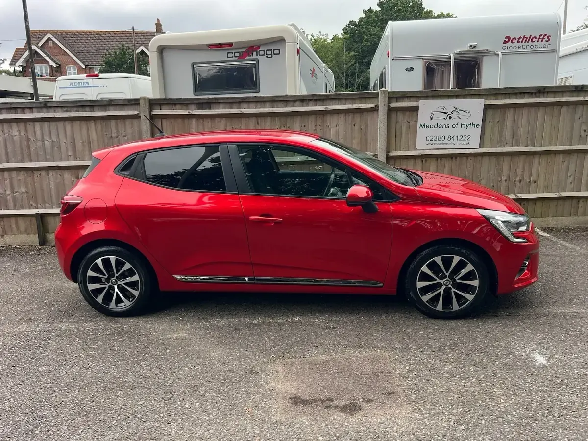 Used Renault Clio Iconic 100 HP (73 kW) 2019 Red Hatchback