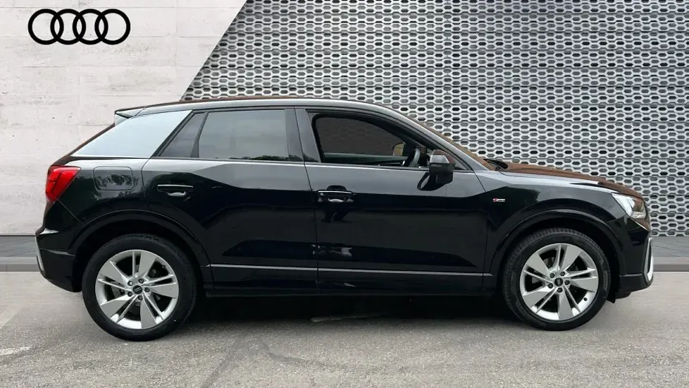 Second-hand Audi Q2 S-Line 150 CP (110 kW) 2024 Negru SUV