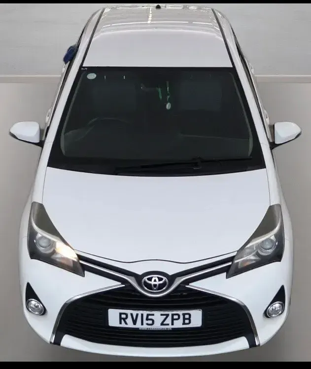 Used Toyota Yaris 99 HP (72 kW) 2015 White Hatchback
