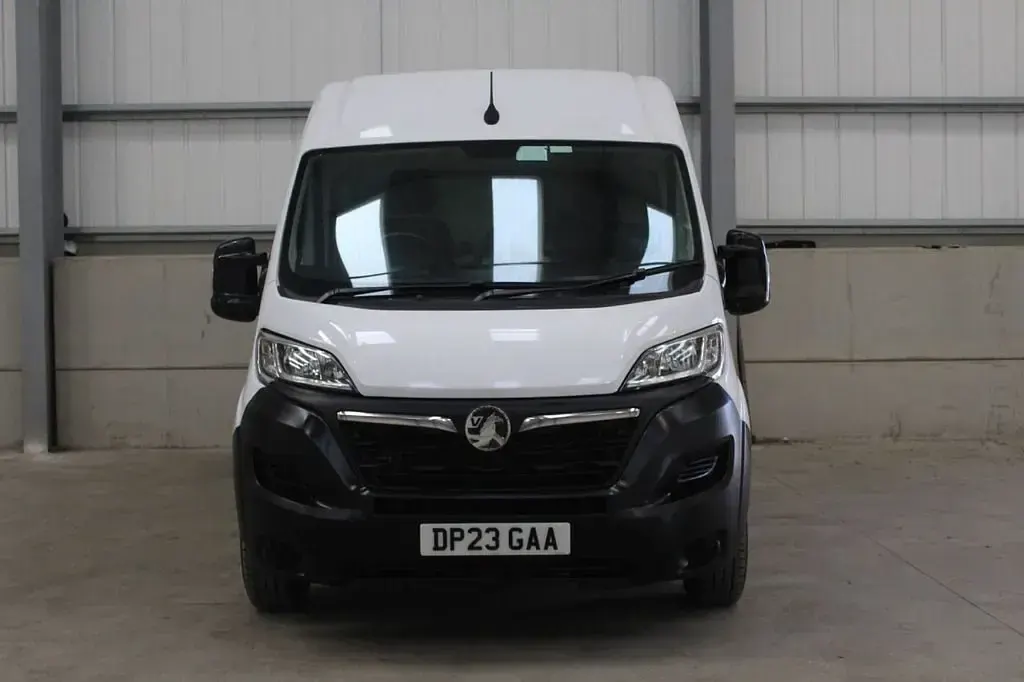 Usado Vauxhall Movano 140 HP (102 kW) 2023 Branco