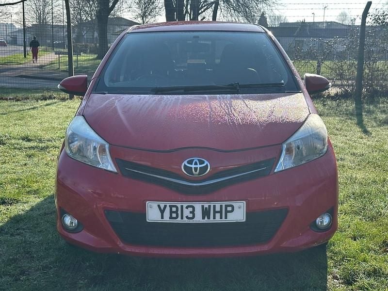 Used Toyota Yaris SR 99 HP (72 kW) 2013 Red Hatchback