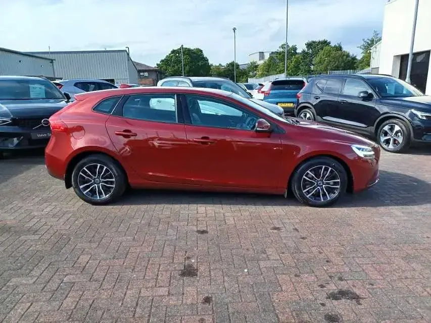 Used Volvo V40 Momentum 121 HP (88 kW) 2018 Hatchback