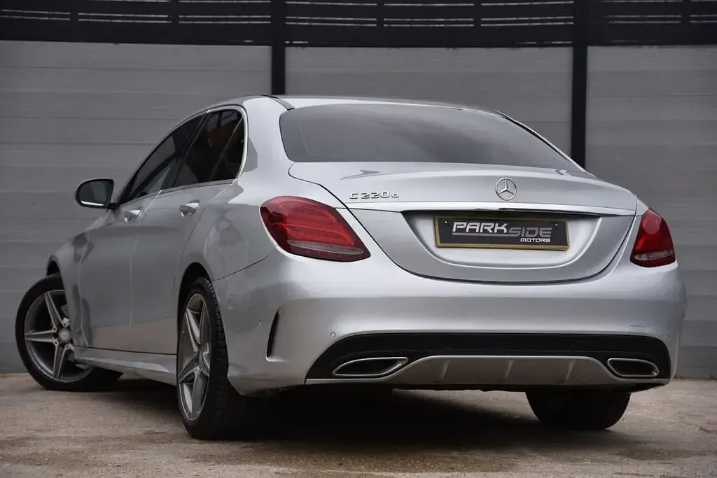 Usado Mercedes C220 AMG line 170 CV (125 kW) 2017 Plateado Berlina