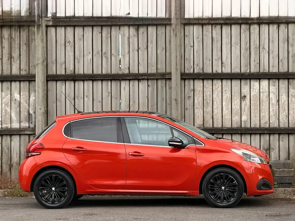 Used Peugeot 208 Allure 82 HP (60 kW) 2015 Orange Hatchback