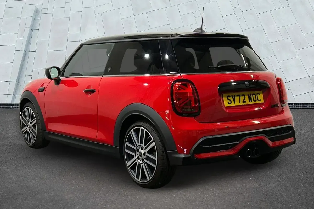 Begagnad Mini Cooper S Exclusive 176 HK (129 kW) 2022 Röd Halvkombi