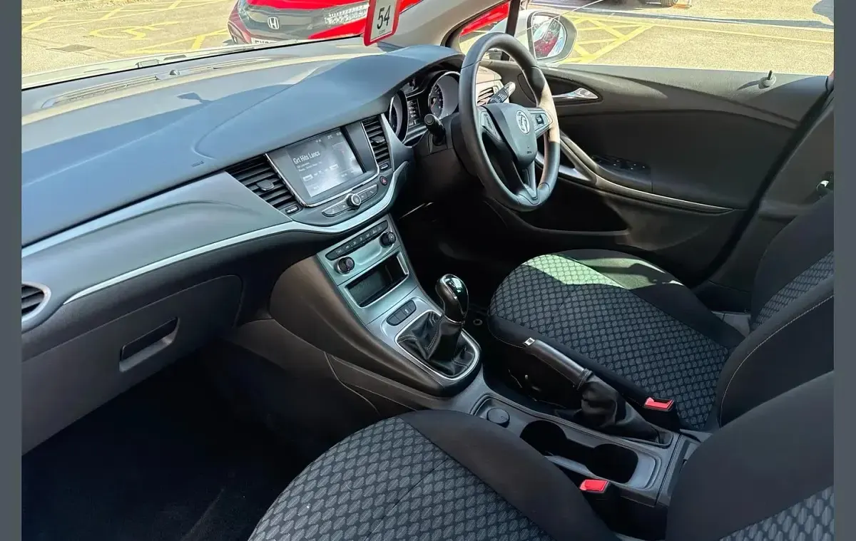 Used Vauxhall Astra Design Edition 123 HP (90 kW) 2019 White Hatchback